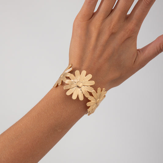 Gold Daisy Bracelet for Women – Stainless Steel Floral Jewelry with Stretch Fit