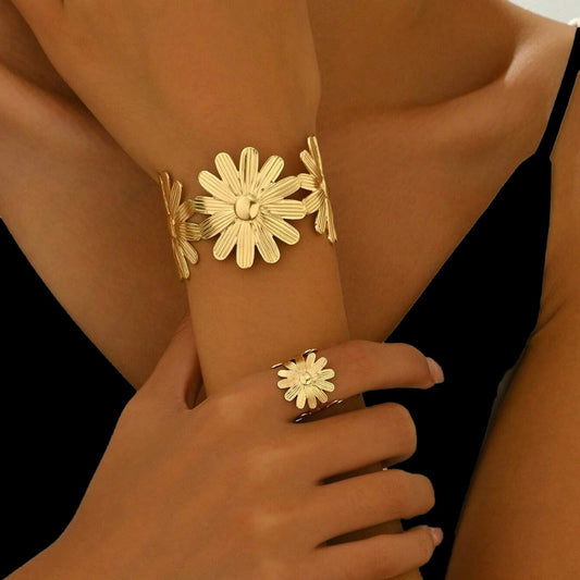 Gold Daisy Bracelet for Women – Stainless Steel Floral Jewelry with Stretch Fit